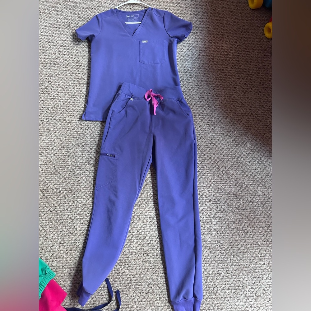 FIGS Amethyst scrub set